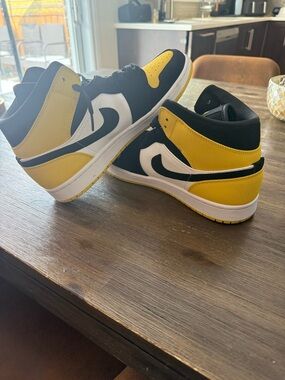 Air Jordan 1 Mid SE “Yellow Toe” (US 11)
